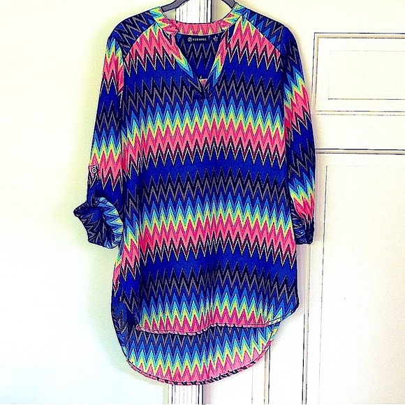 Vibrant Zigzag Patterned Women's Top Roll Tab Sleeve Size Small High Low Coverup - Picture 1 of 16